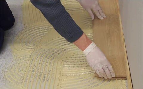 Colles à parquet / plinthe