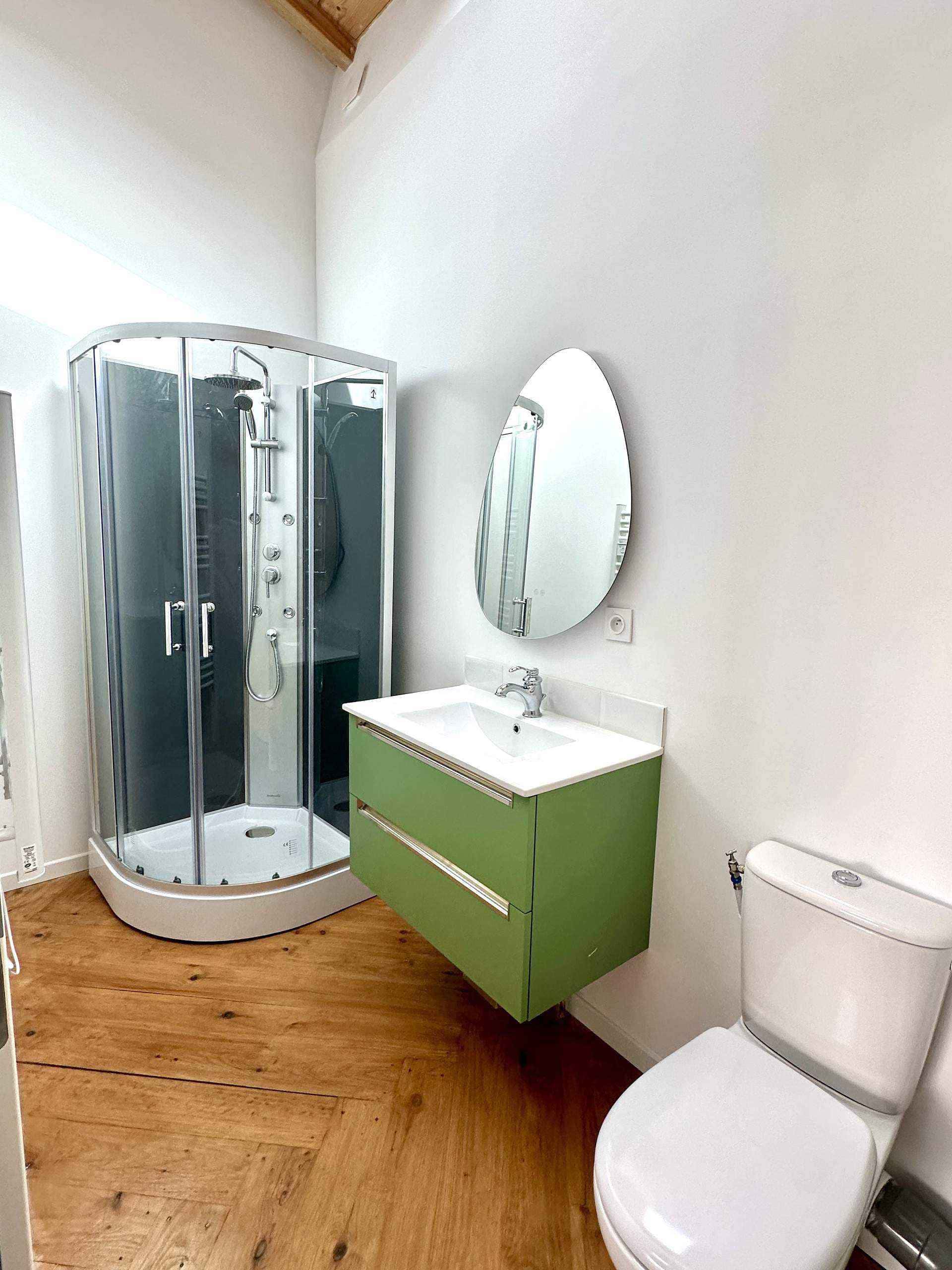 Avec clous apparents et finition vieillie