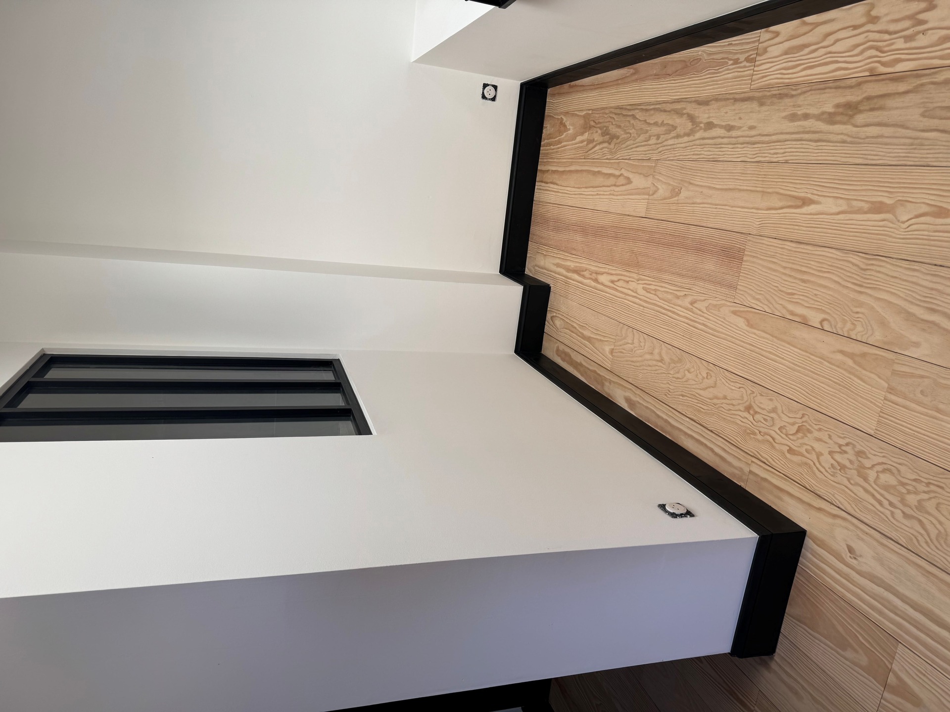 Parquet pin maritime avec plinthe moulurée sans noeud